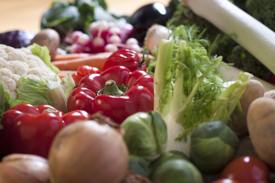 Frisches Gemüse: Paprika, Fenchel, Blumenkohl, Karotten, Lauch und Kartoffeln